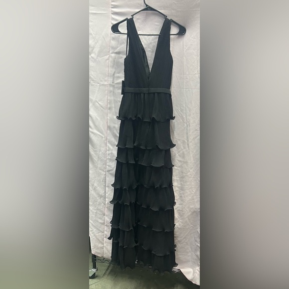 IEENA FOR MAC DUGGAL 49054 NWT
Black Sleeveless Ruffle Tiered V Neck Gown - Picture 5 of 7